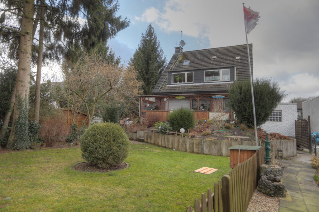 Freistehendes Ein-/Zweifamilienhaus in bester Lage mit tollem Garten